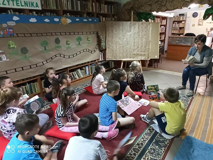 Pasowanie na Czytelnika uczniów klasy Ia w Gminnej Bibliotece Publicznej w Sękowej